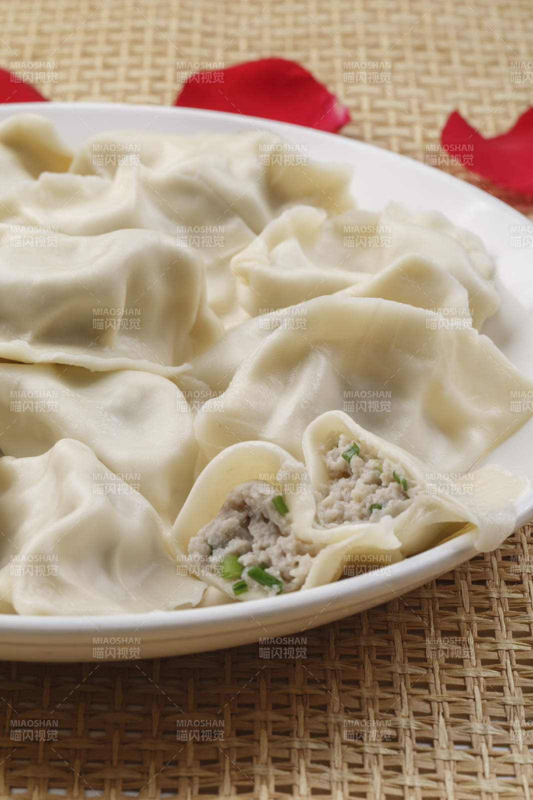 白色瓷盘装的现出锅的海鲜饺子