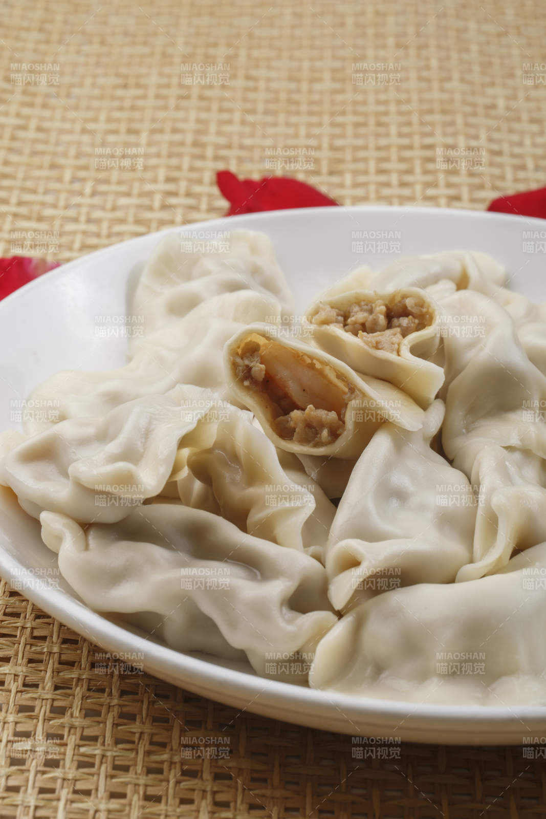 白色瓷盘装的现出锅的海鲜饺子