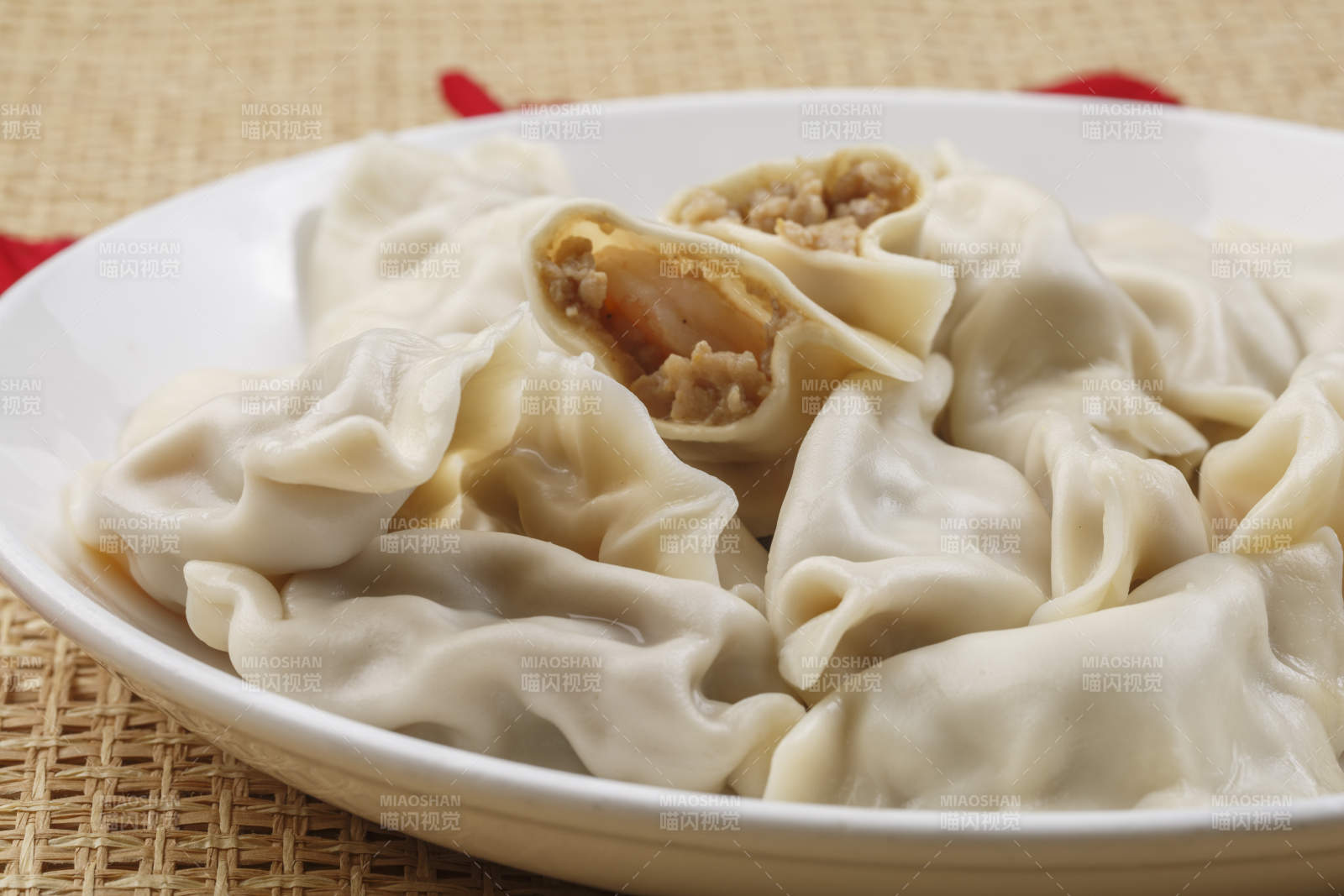 白色瓷盘装的现出锅的海鲜饺子