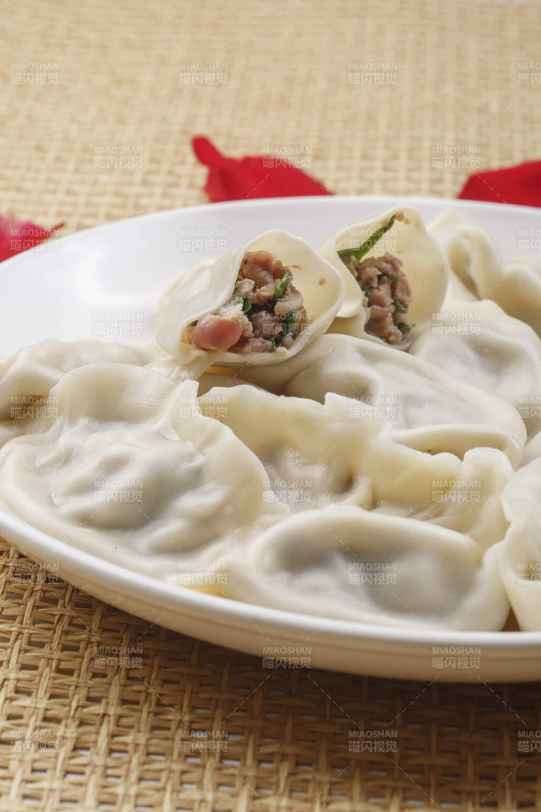 白色瓷盘装的现出锅的海鲜饺子