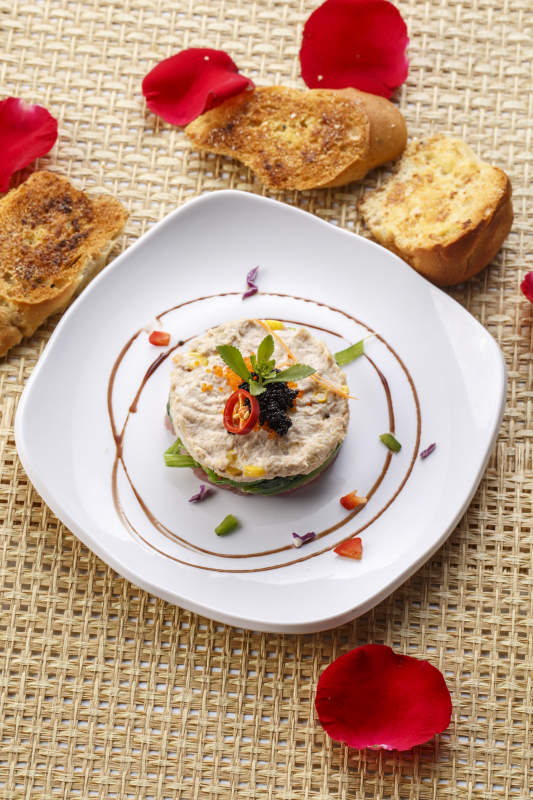 白色瓷盘装的双味儿铁板金枪鱼