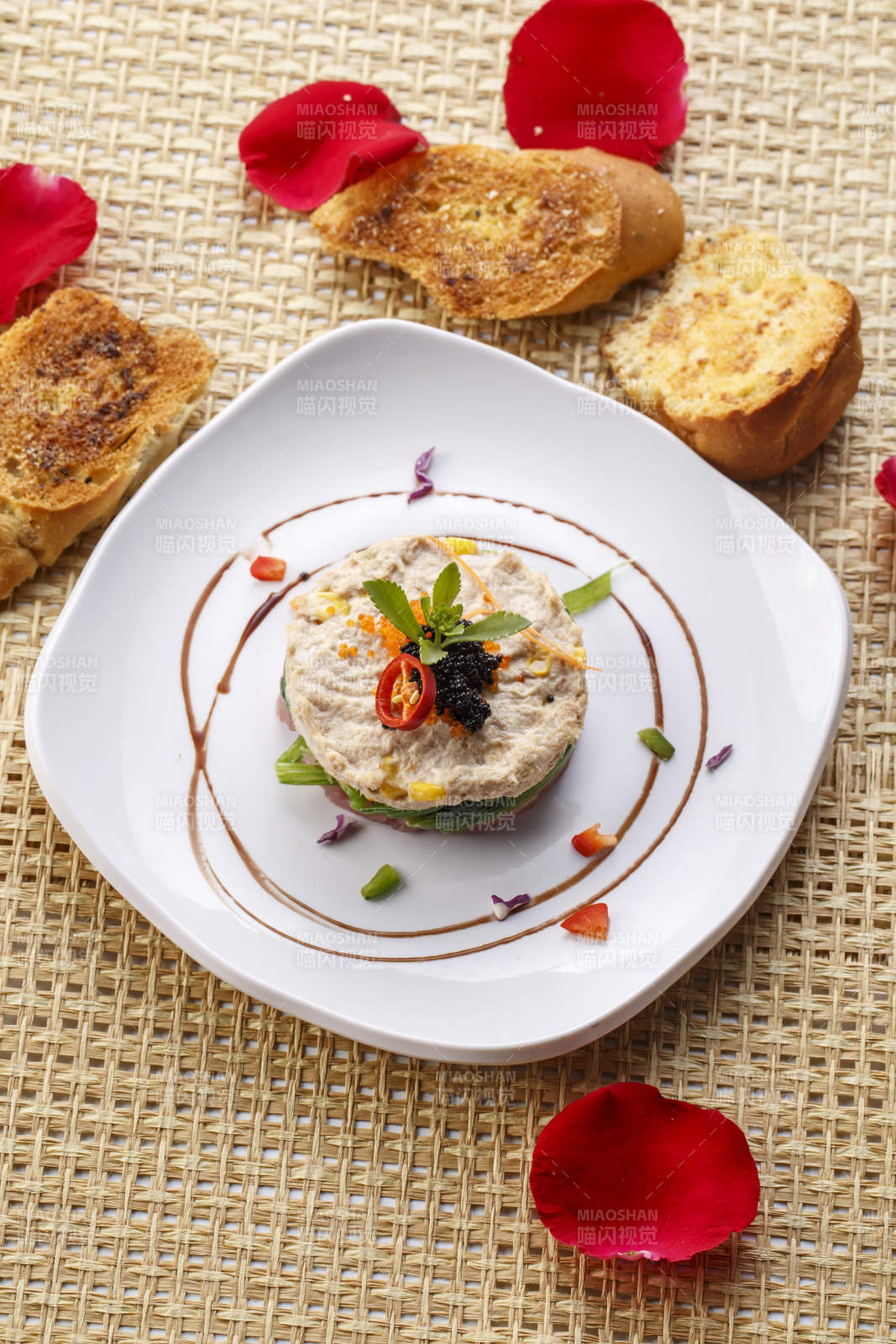 白色瓷盘装的双味儿铁板金枪鱼