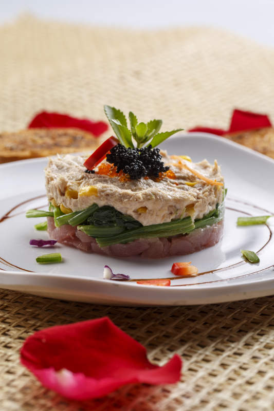 白色瓷盘装的双味儿铁板金枪鱼