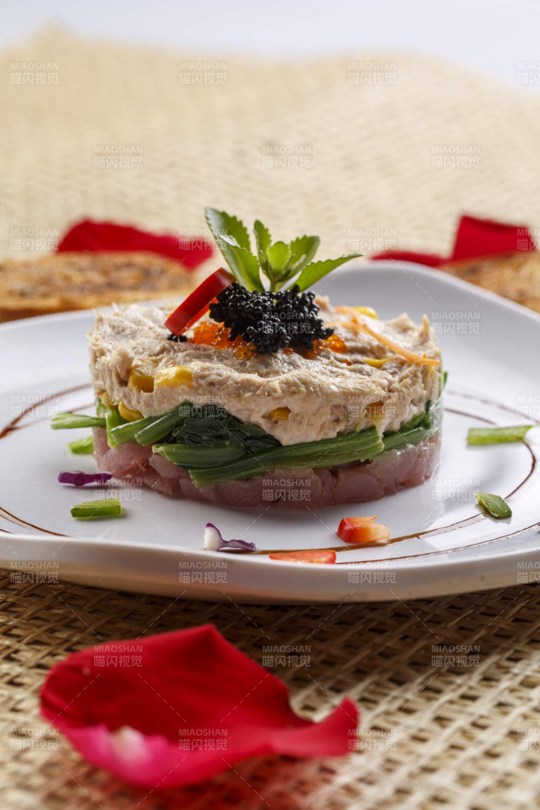 白色瓷盘装的双味儿铁板金枪鱼