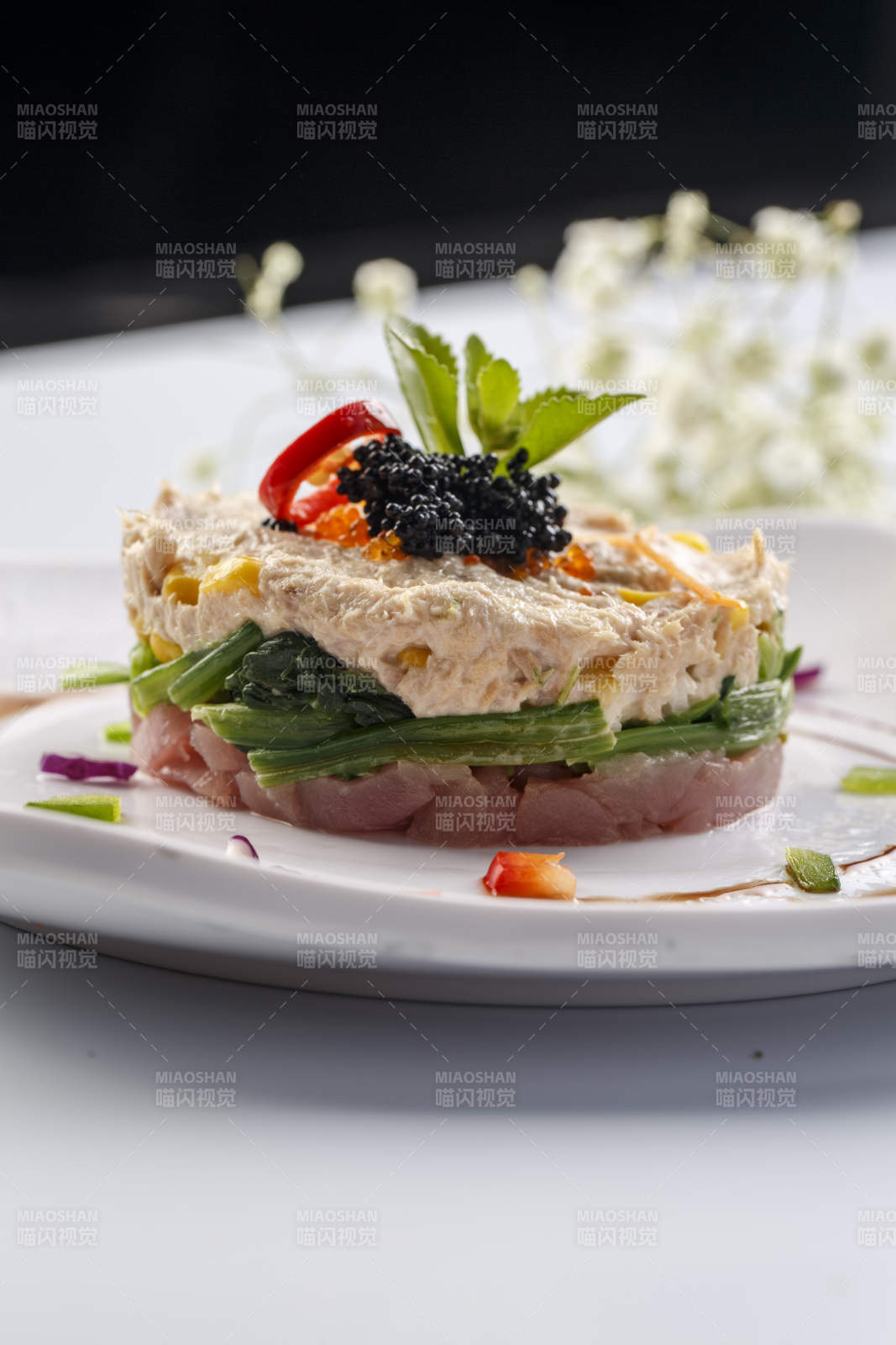 白色瓷盘装的双味儿铁板金枪鱼