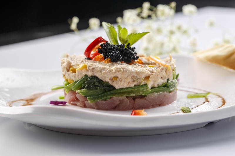 白色瓷盘装的双味儿铁板金枪鱼