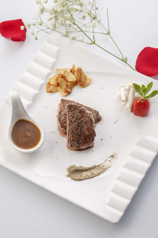 白色瓷盘装的铁板新西兰菲力牛排