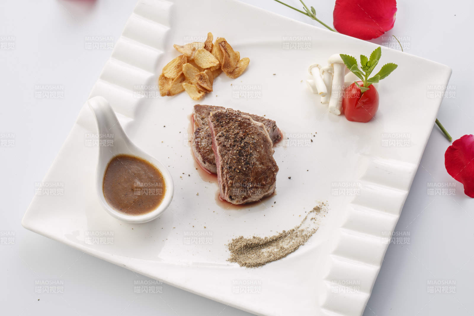 白色瓷盘装的铁板新西兰菲力牛排