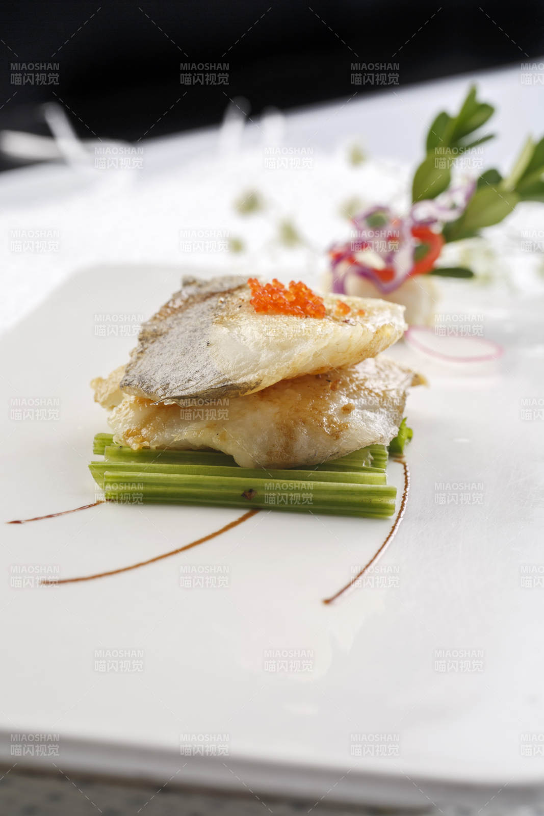 白色瓷盘装的铁板俄罗斯龙鳕鱼