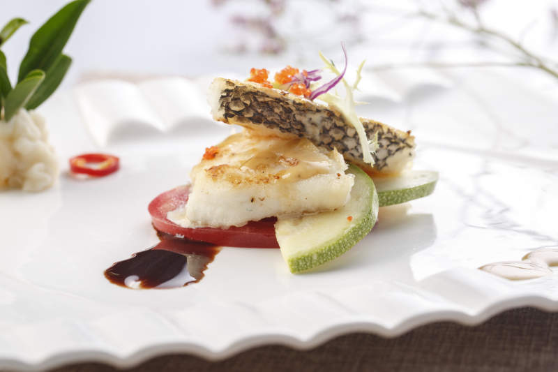 白色瓷盘装的法式香煎银鳕鱼