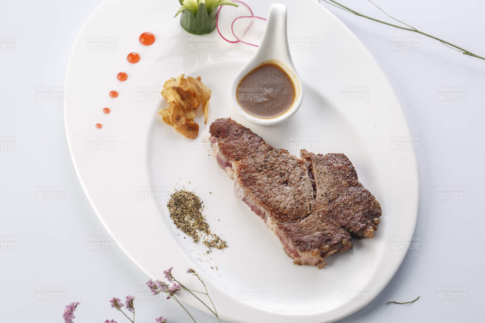 白色瓷盤裝的安格斯西冷牛排