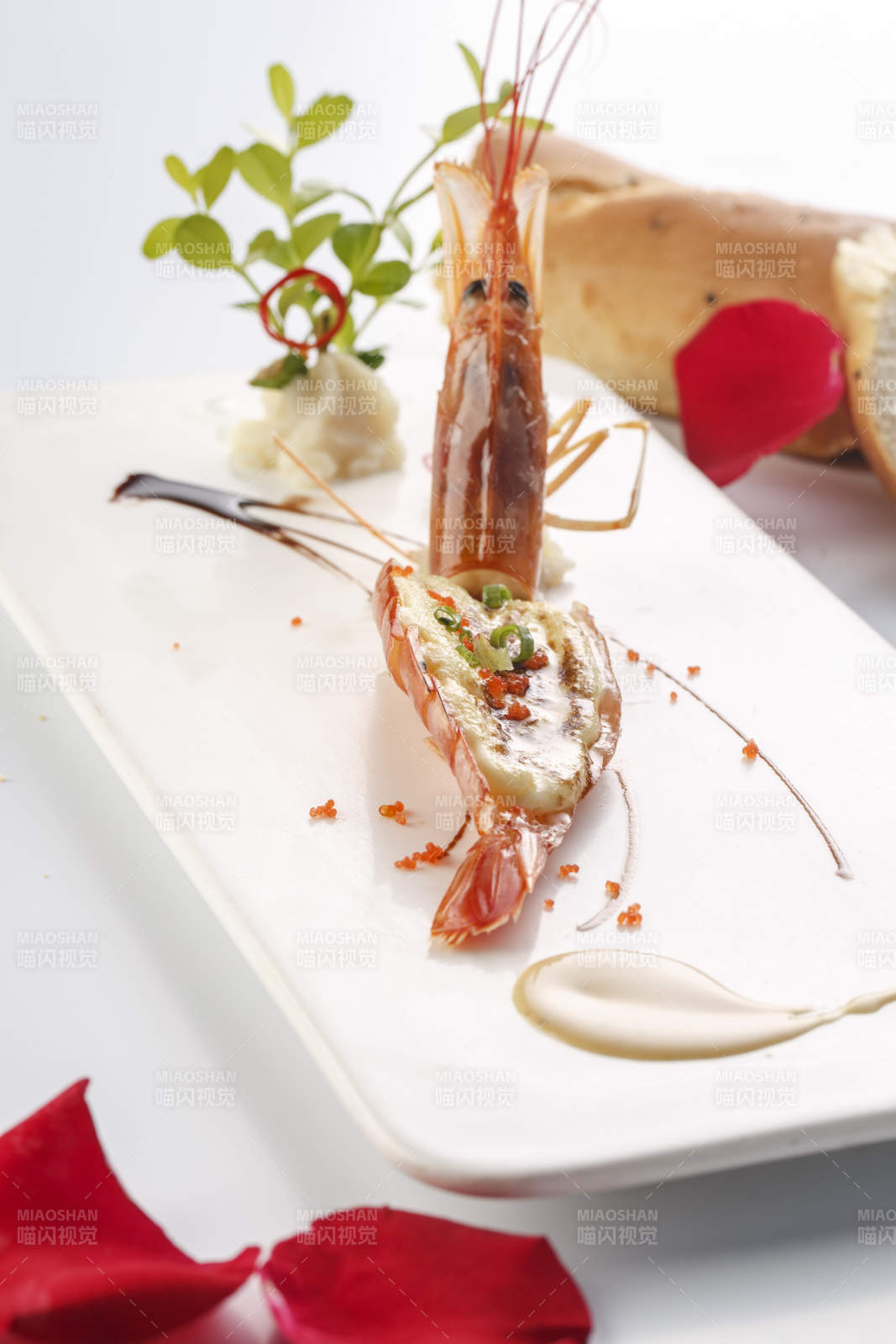 白色瓷盤裝的法式貼板芝士焗大蝦