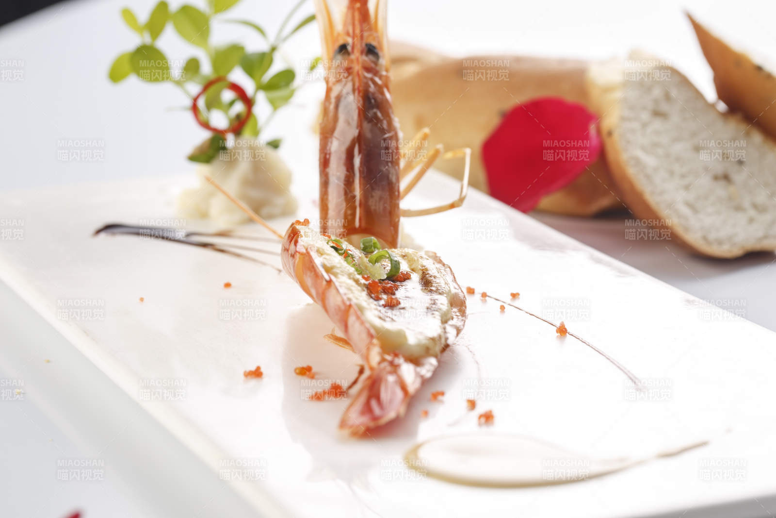白色瓷盤裝的法式貼板芝士焗大蝦