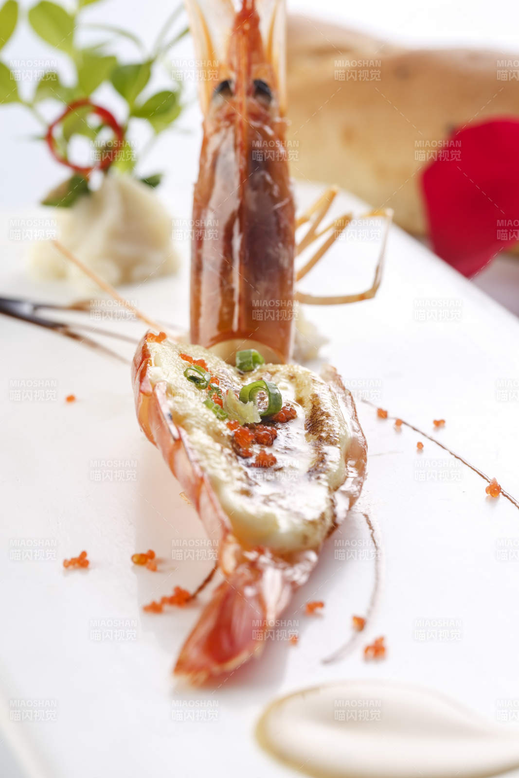 白色瓷盤(pán)裝的法式貼板芝士焗大蝦