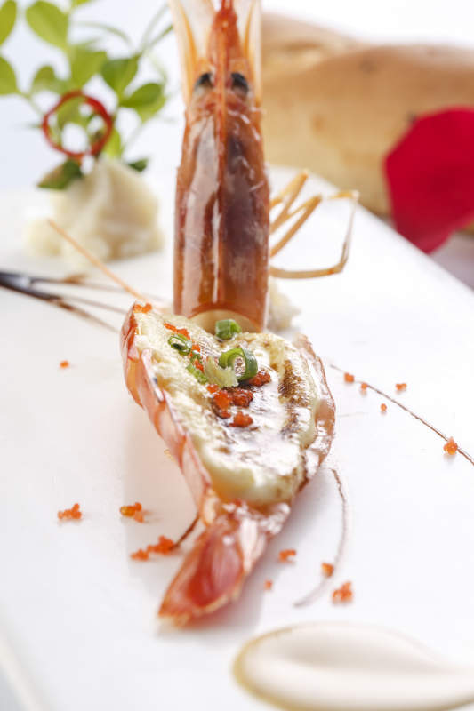 白色瓷盤裝的法式貼板芝士焗大蝦