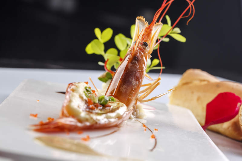 白色瓷盤裝的法式貼板芝士焗大蝦