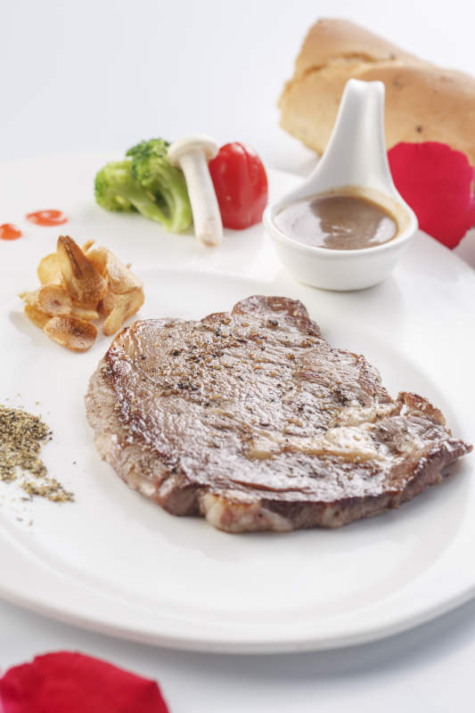 白色瓷盤裝的安格斯西冷牛排