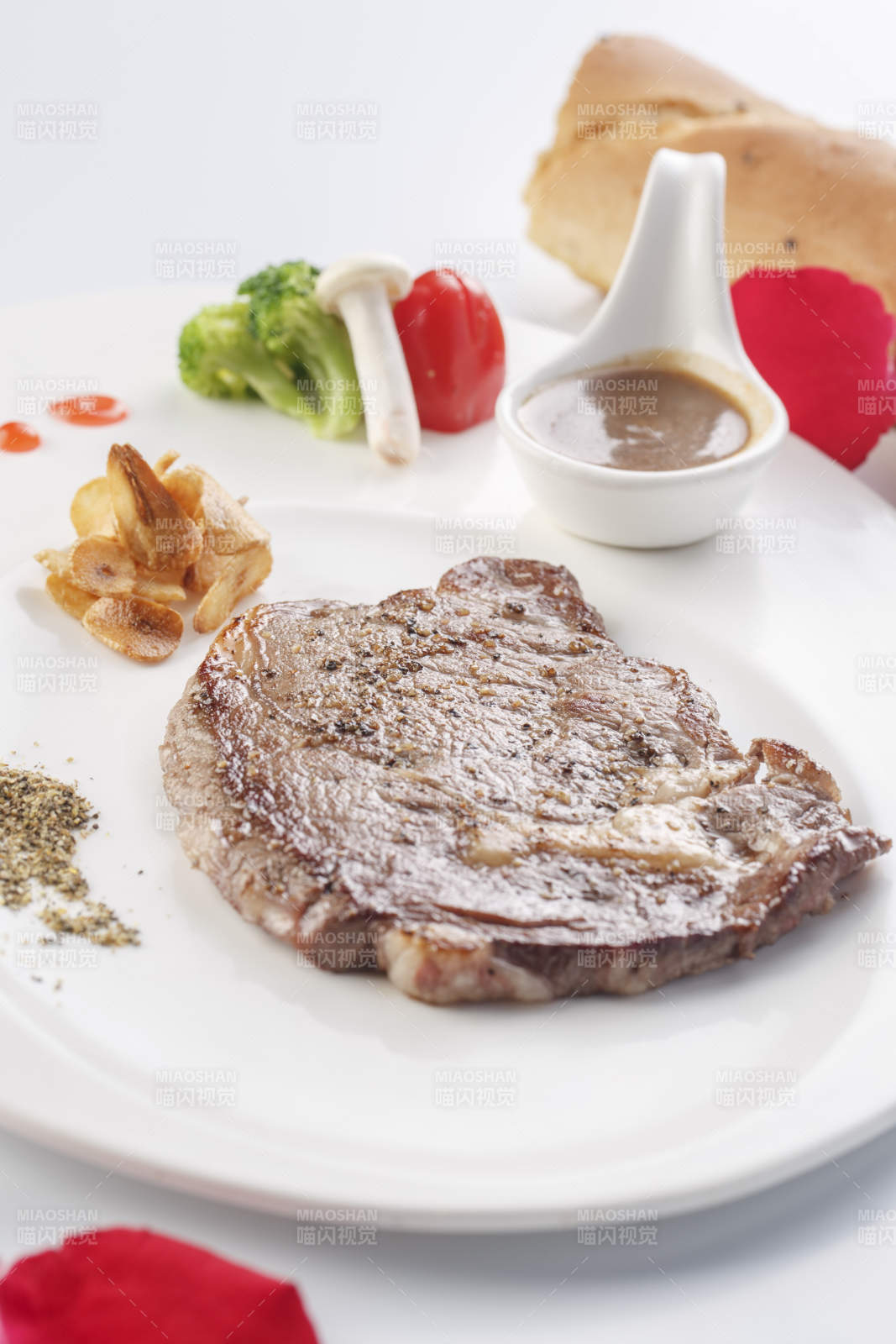 白色瓷盤裝的安格斯西冷牛排