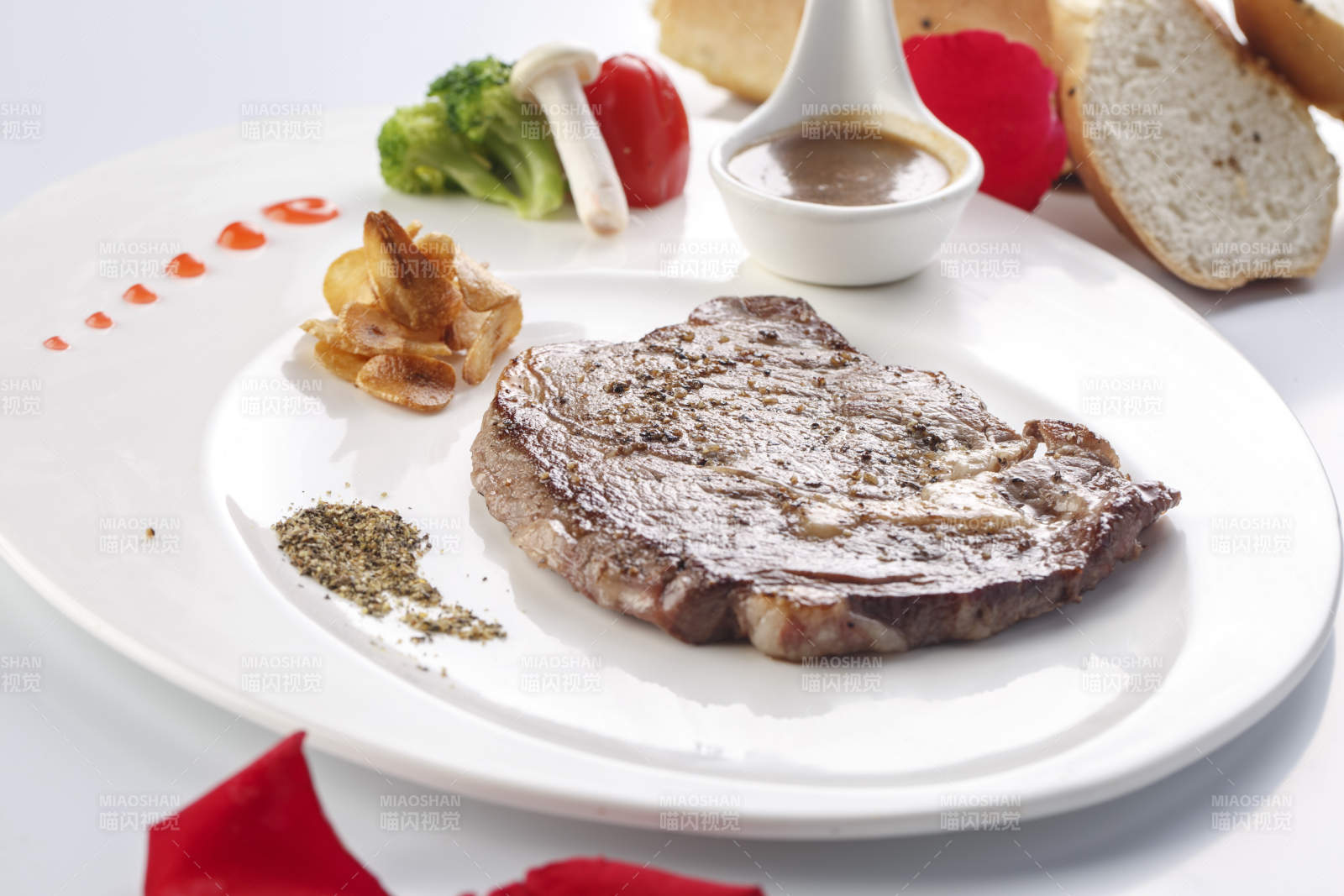 白色瓷盤裝的安格斯西冷牛排