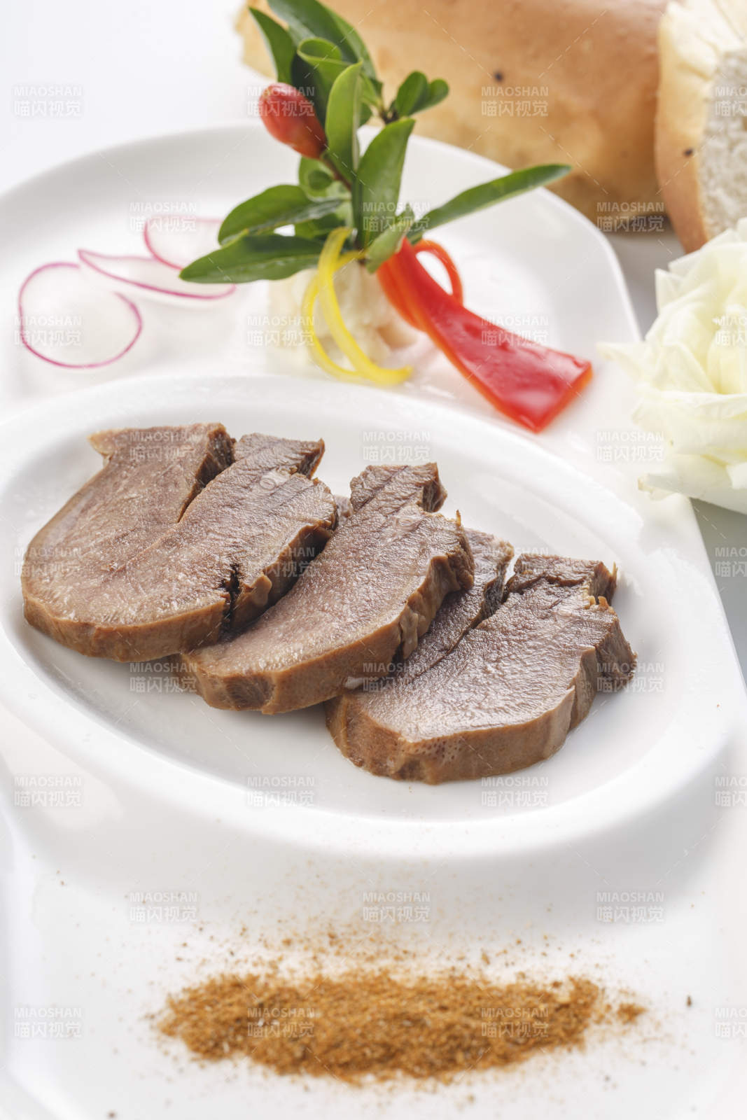 白色瓷盤裝的鹵味鐵板醬牛舌