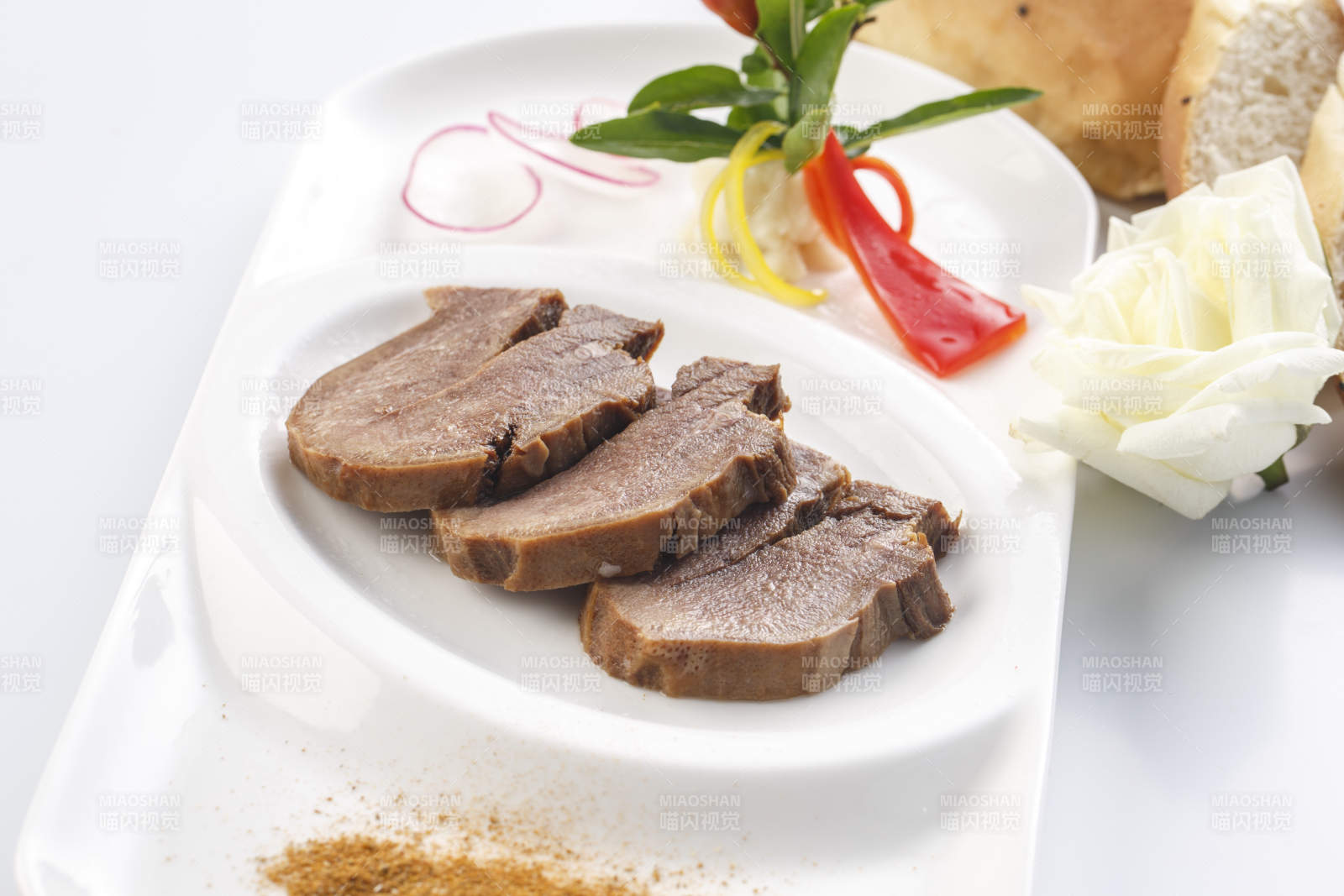 白色瓷盤裝的鹵味鐵板醬牛舌