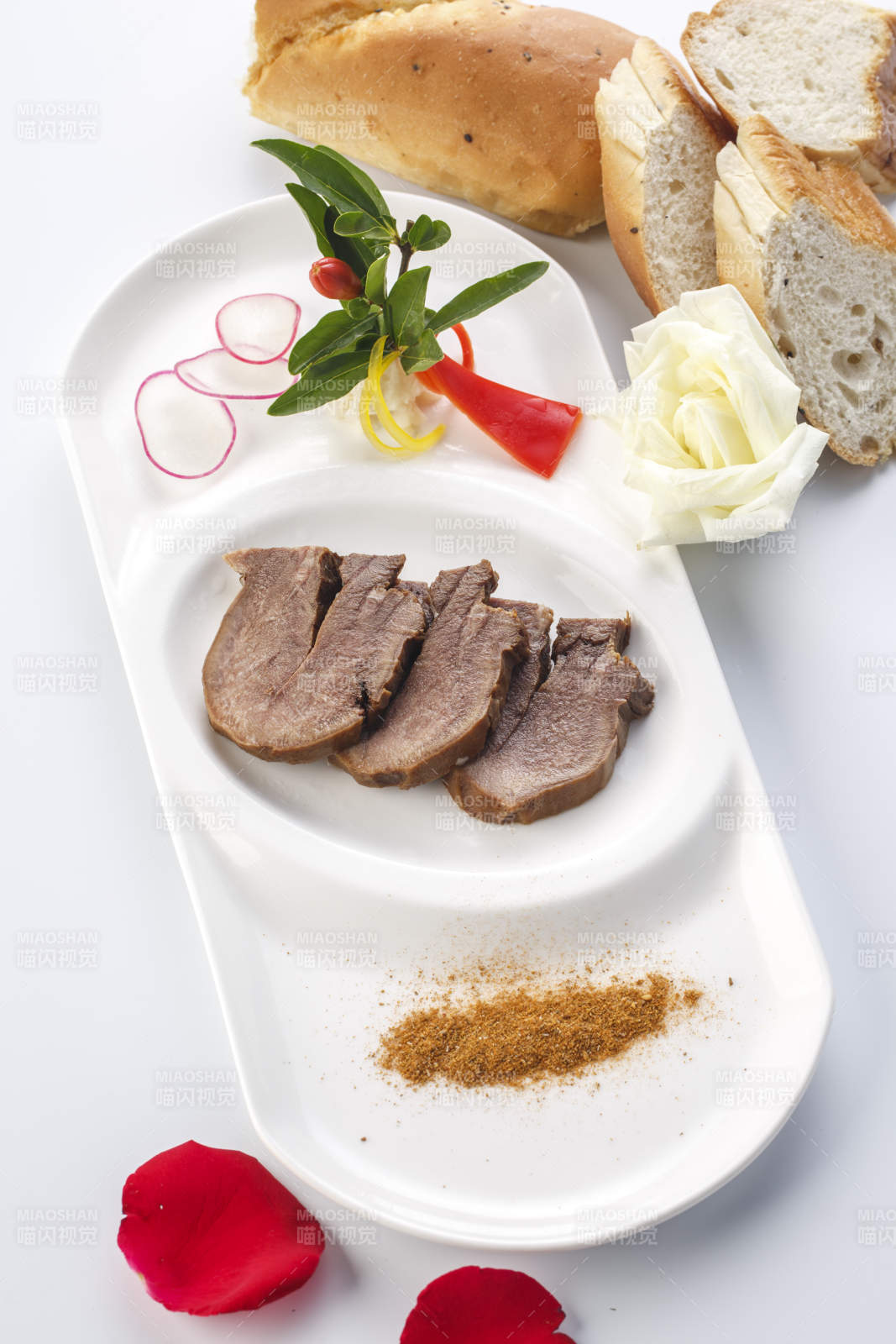 白色瓷盤裝的鹵味鐵板醬牛舌