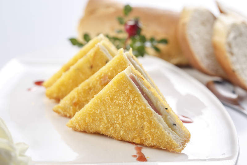 白色瓷盘装的自制早餐三明治