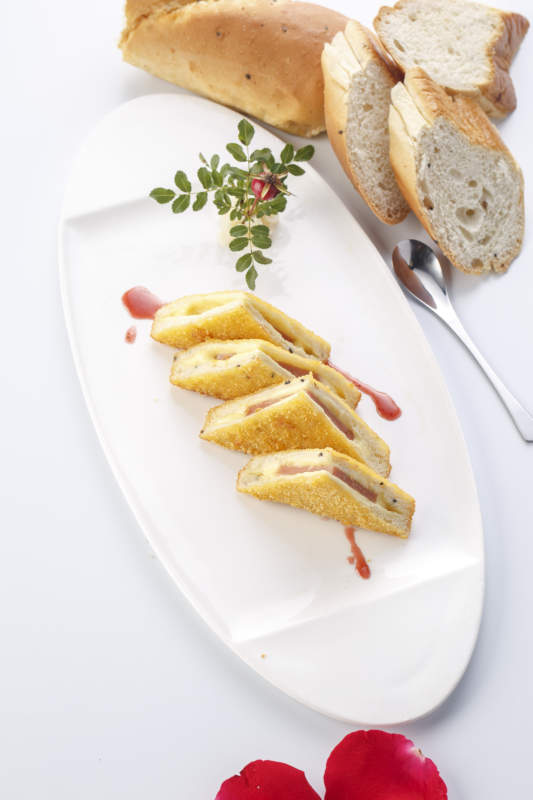 白色瓷盘装的自制早餐三明治