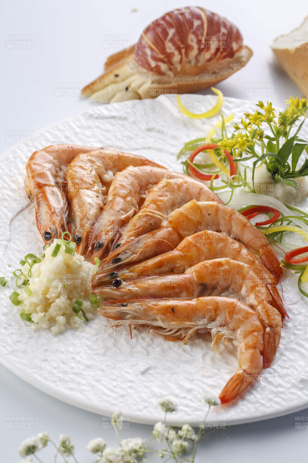 白色瓷盤裝鐵板蒜香南美蝦