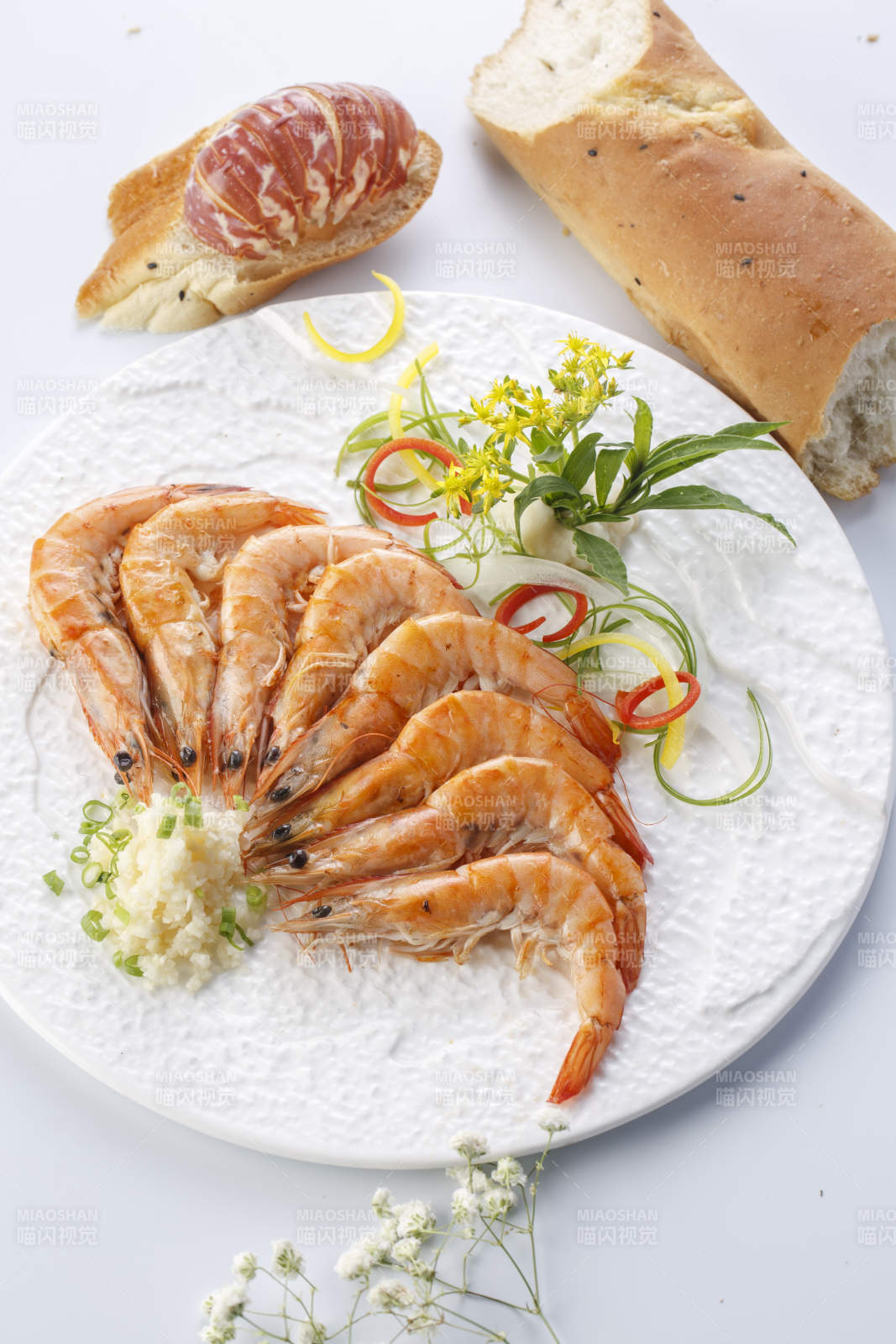 白色瓷盤裝鐵板蒜香南美蝦