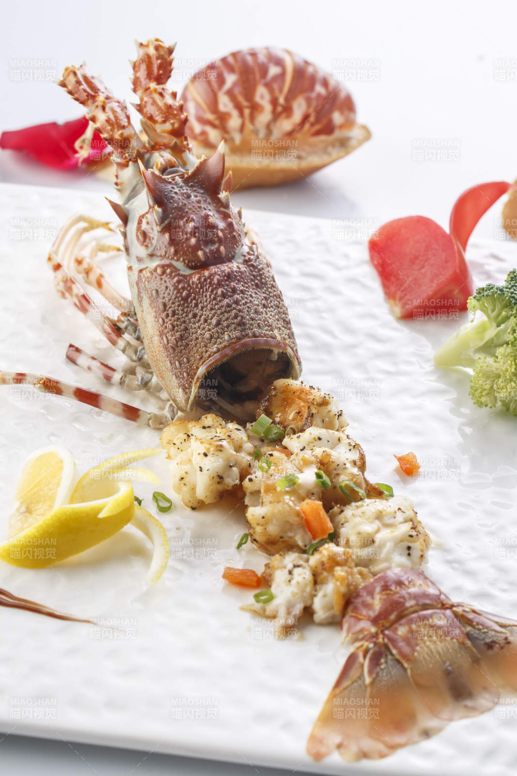 白色瓷盤裝的鐵板玫瑰龍蝦球