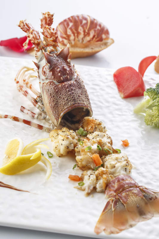 白色瓷盤裝的鐵板玫瑰龍蝦球