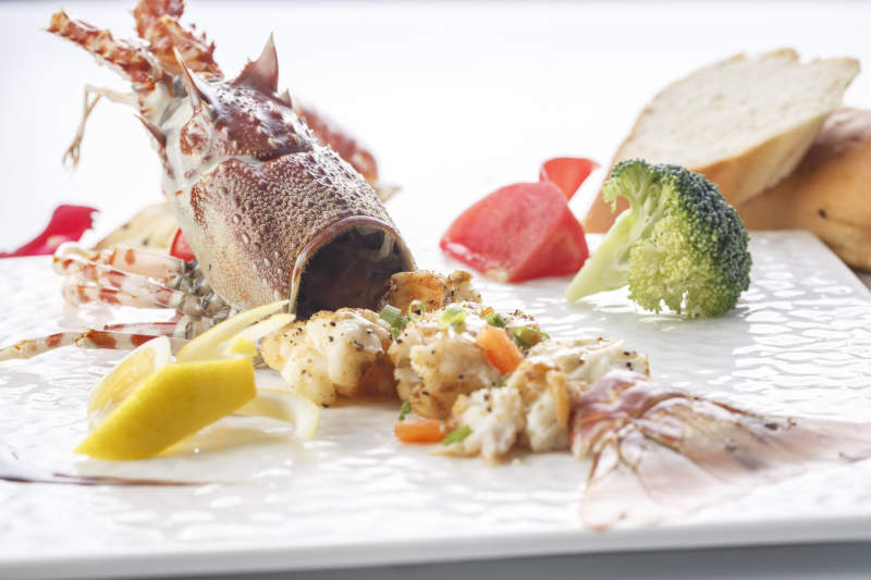 白色瓷盤裝的鐵板玫瑰龍蝦球