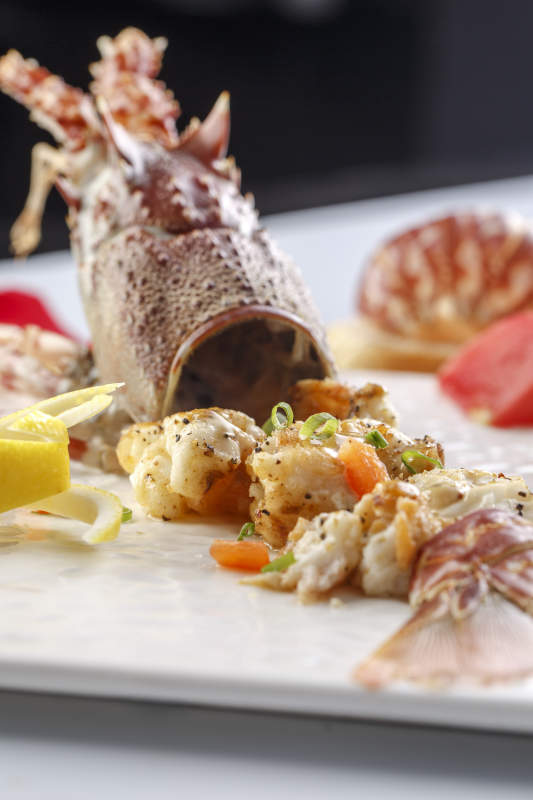 白色瓷盤裝的鐵板玫瑰龍蝦球