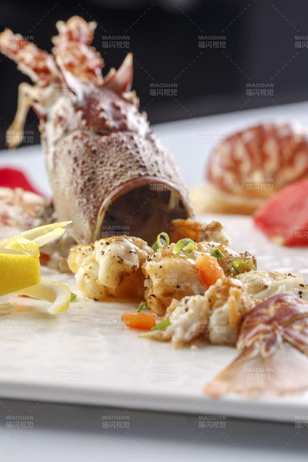 白色瓷盤裝的鐵板玫瑰龍蝦球