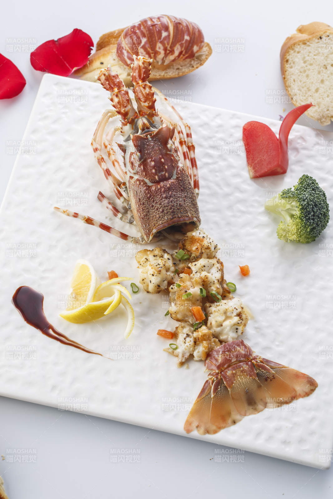 白色瓷盤裝的鐵板玫瑰龍蝦球