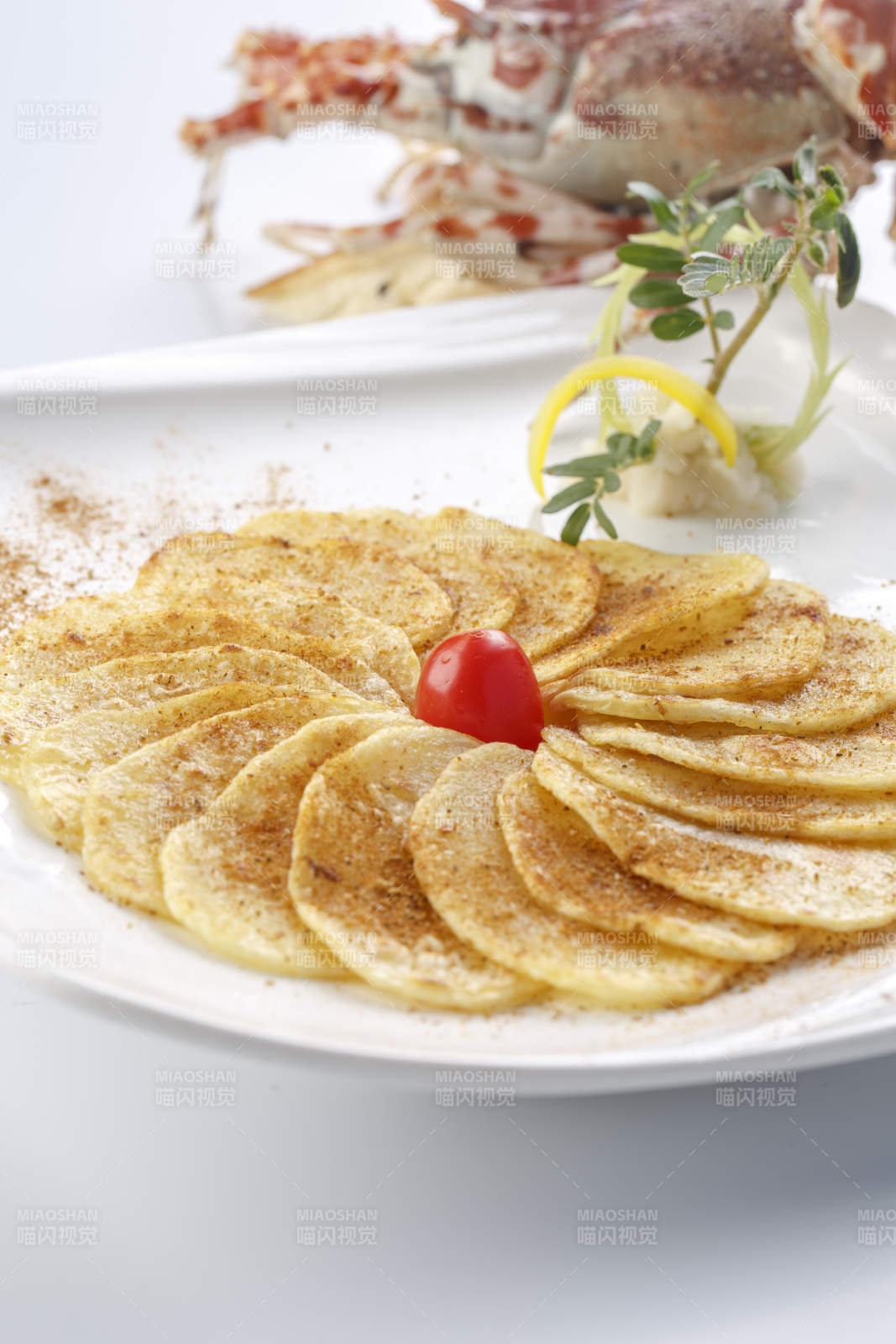 白色瓷盤裝的鐵板香煎土豆片