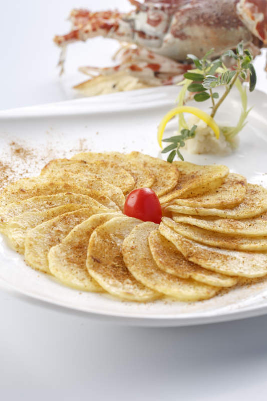 白色瓷盤裝的鐵板香煎土豆片