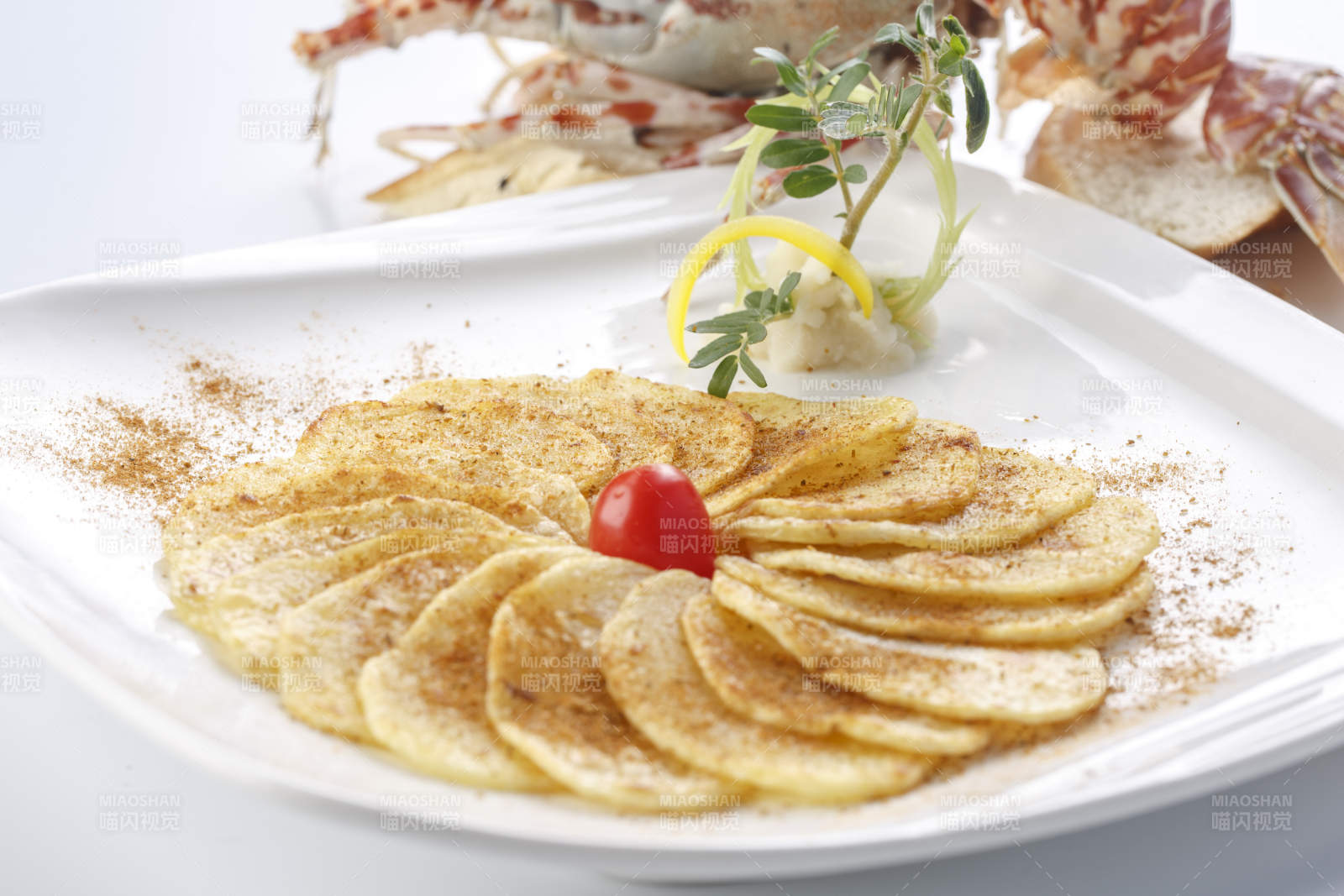 白色瓷盤裝的鐵板香煎土豆片