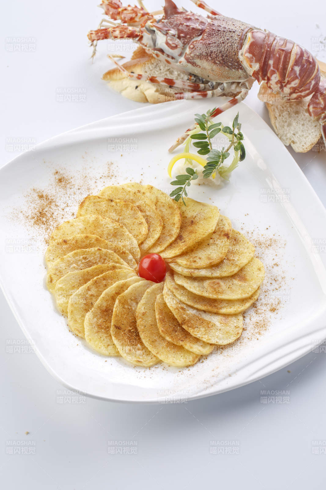 白色瓷盤裝的鐵板香煎土豆片