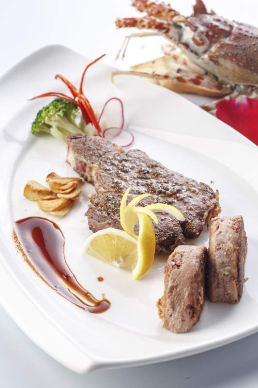 精美餐具裝的法式鵝肝配鐵板西冷牛排