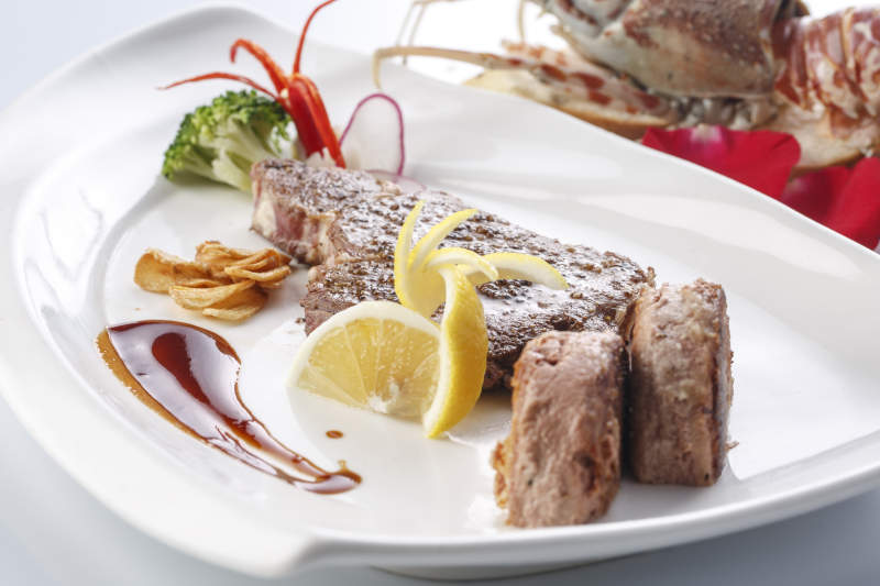 精美餐具裝的法式鵝肝配鐵板西冷牛排