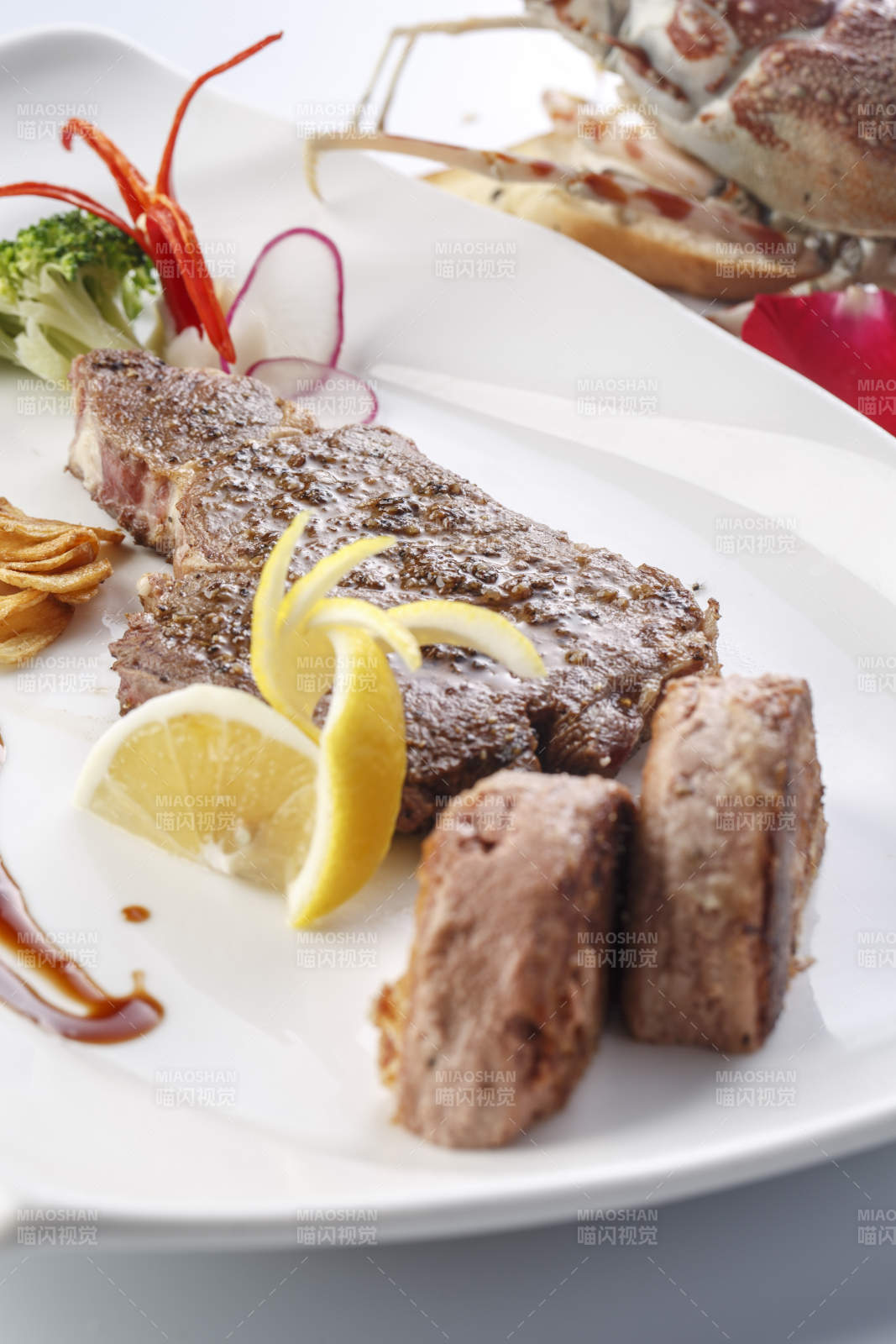 精美餐具裝的法式鵝肝配鐵板西冷牛排