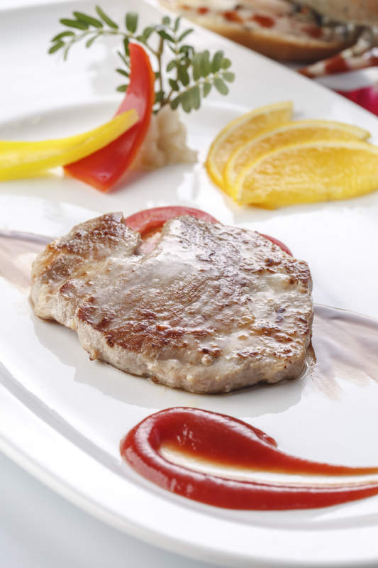 精美餐具装的铁板澳洲小牛排佐红酒酱