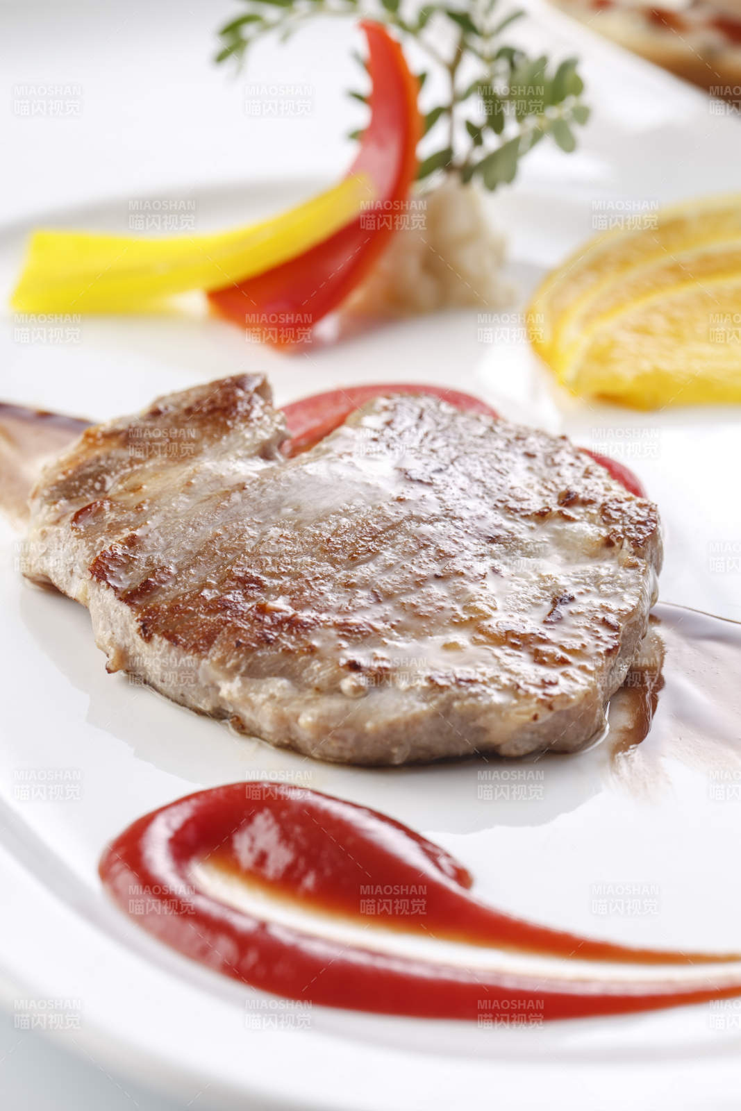 精美餐具装的铁板澳洲小牛排佐红酒酱