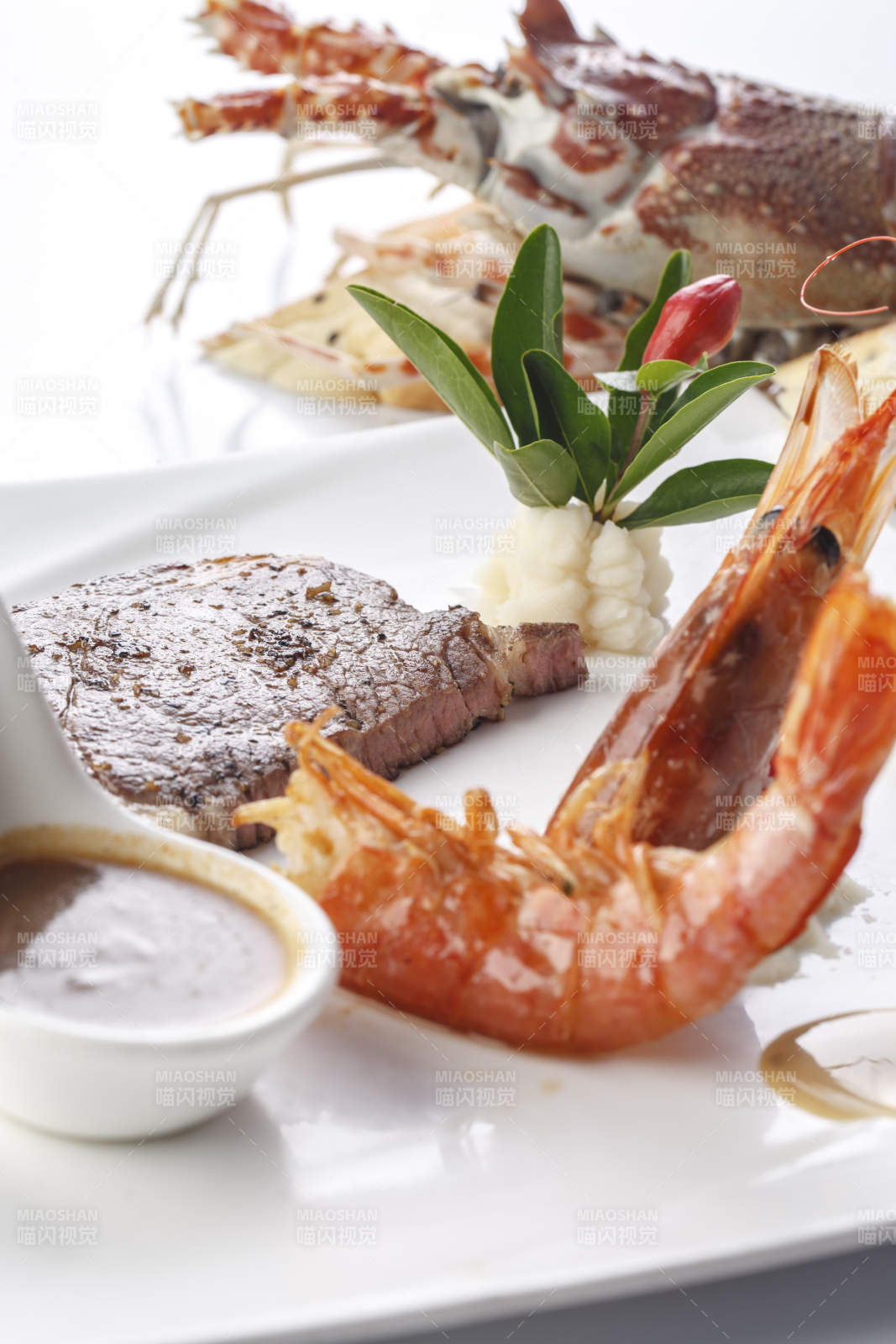 精美餐具裝的法式鐵板美洲大蝦牛排