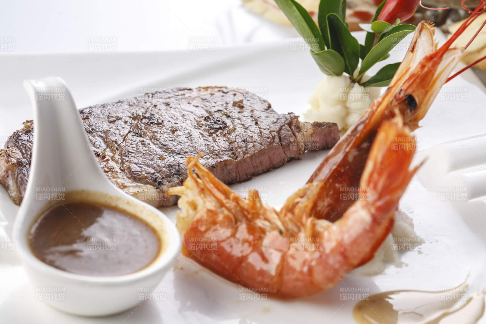 精美餐具裝的法式鐵板美洲大蝦牛排