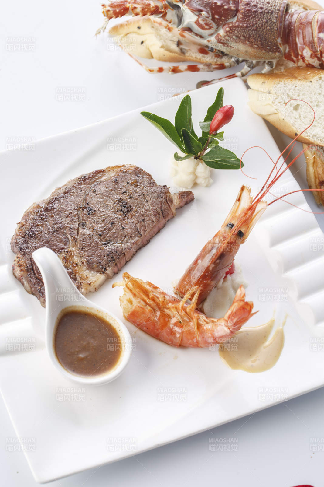 精美餐具裝的法式鐵板美洲大蝦牛排