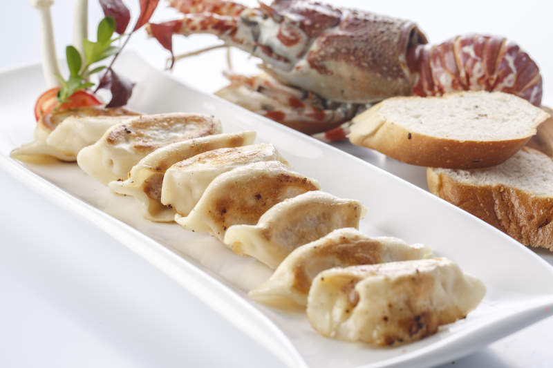 精美餐具裝的鐵板煎餃