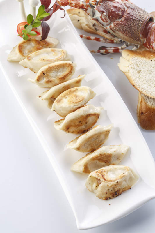 精美餐具裝的鐵板煎餃